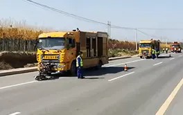 Camión especializado en el borrado de líneas de tráfico en autopistas