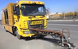 Vehículo autopropulsado para la limpieza técnica de señalización vial