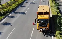 Vehículo industrial para la eliminación eficiente de señales viales antiguas