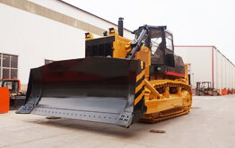 Bulldozer de cadena potente en sitio de construcción vial