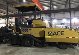 Pavimentadora de asfalto con sistema de distribución y alimentación hidráulica ACE