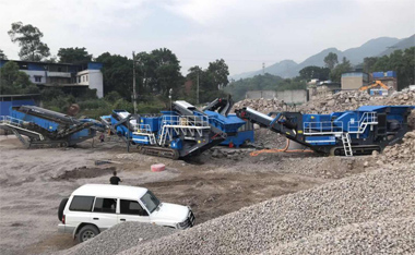 Combinación de trituradora de cono AMC300 y criba móvil para rocas duras