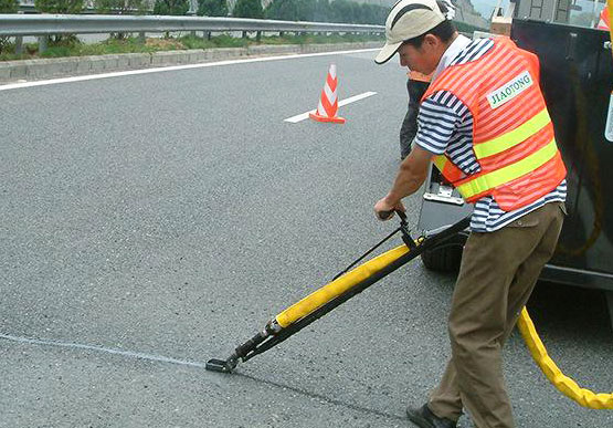 sellado de grietas en carreteras