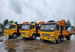 Parcheador de baches operando en condiciones climáticas adversas