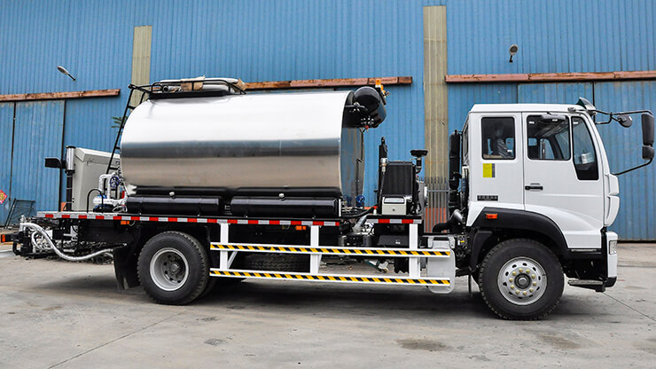 Camion Distribuidor de Asfalto en Venta