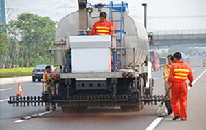 Camión distribuidor de asfalto de alta precisión para construcción vial